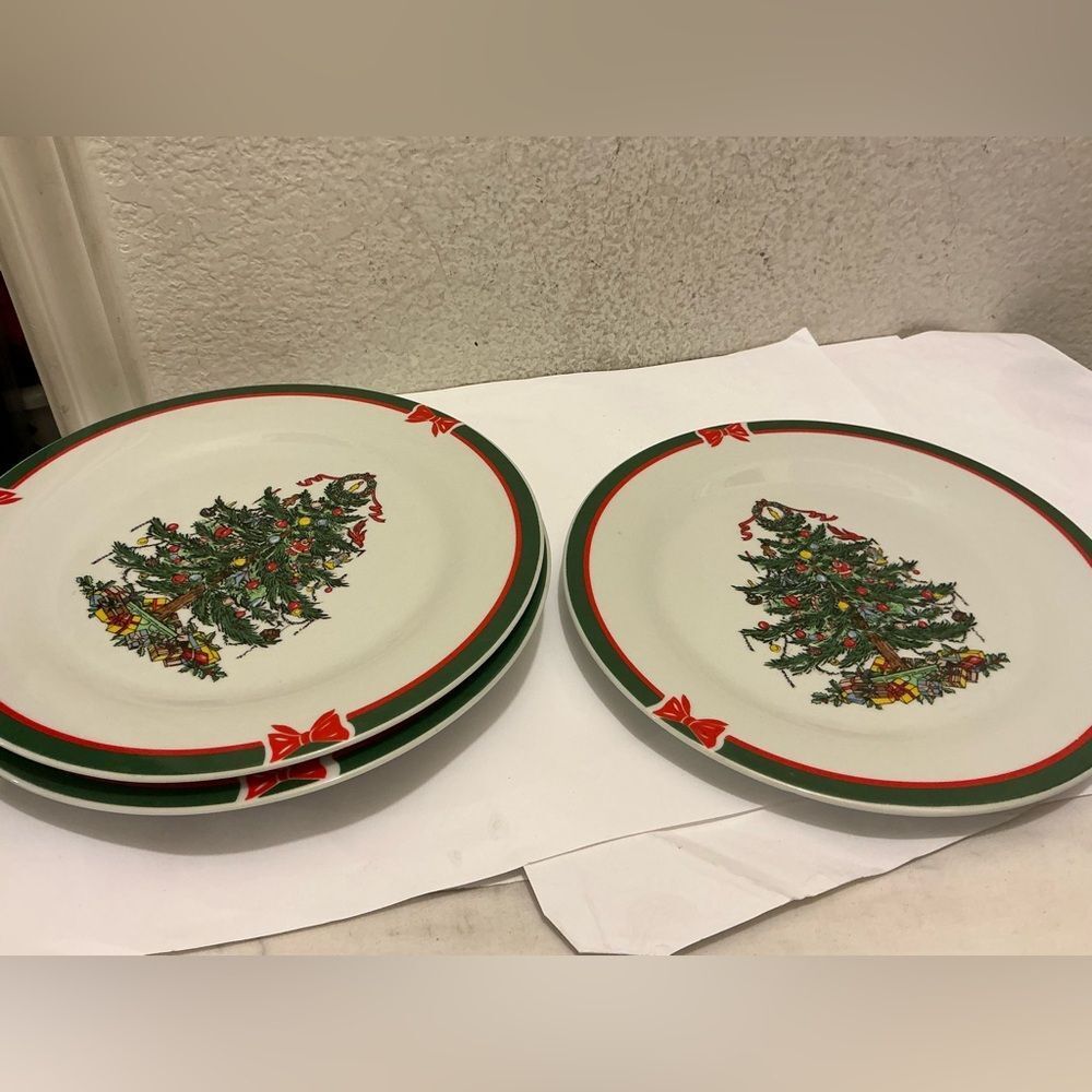 Topco Holiday ‘Ribbons & Trees’ Porcelain dinner plates Set of 4 pieces.